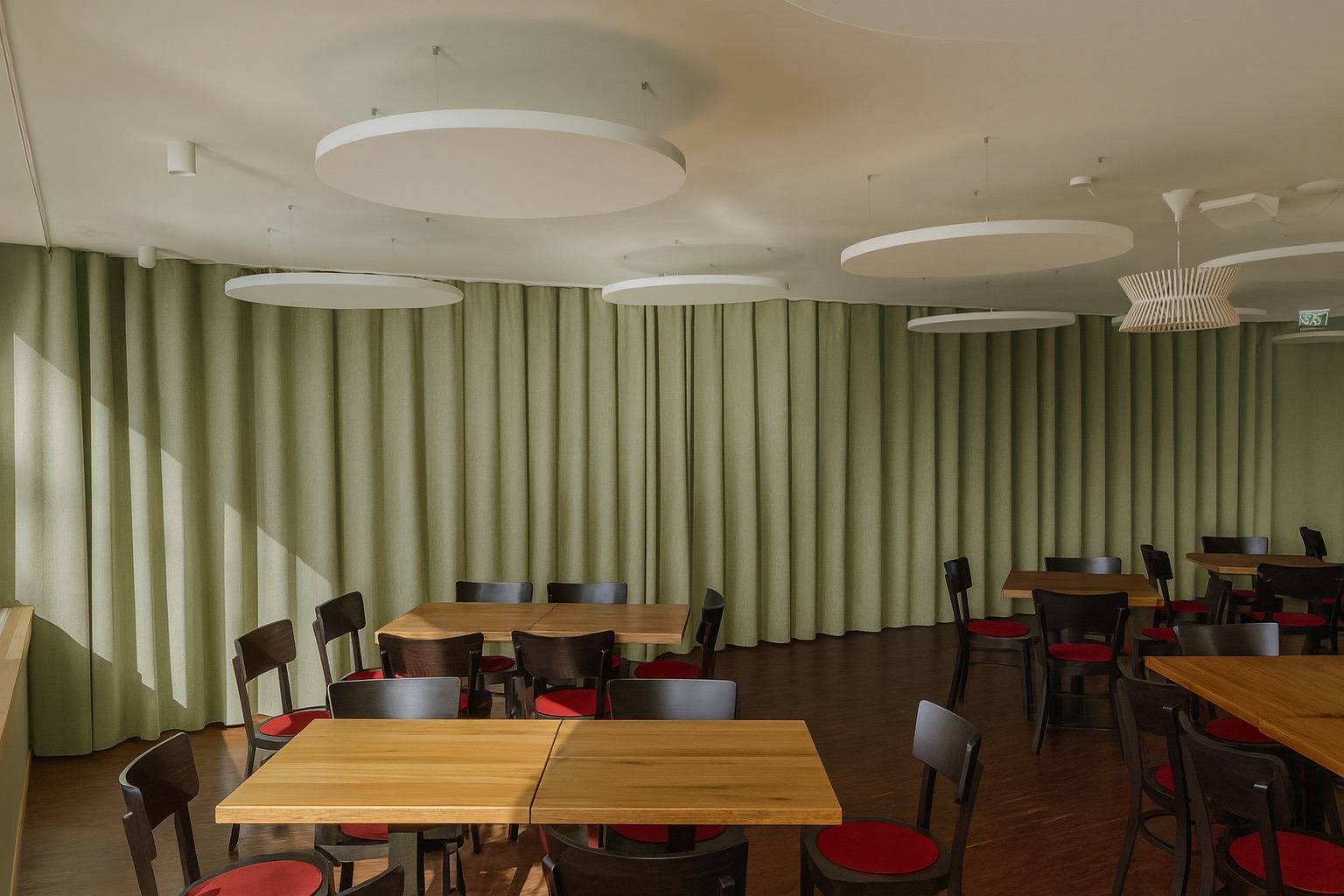 Modernes, elegantes Esszimmer bei Tageslicht Modernes, elegantes Esszimmer bei Tageslicht